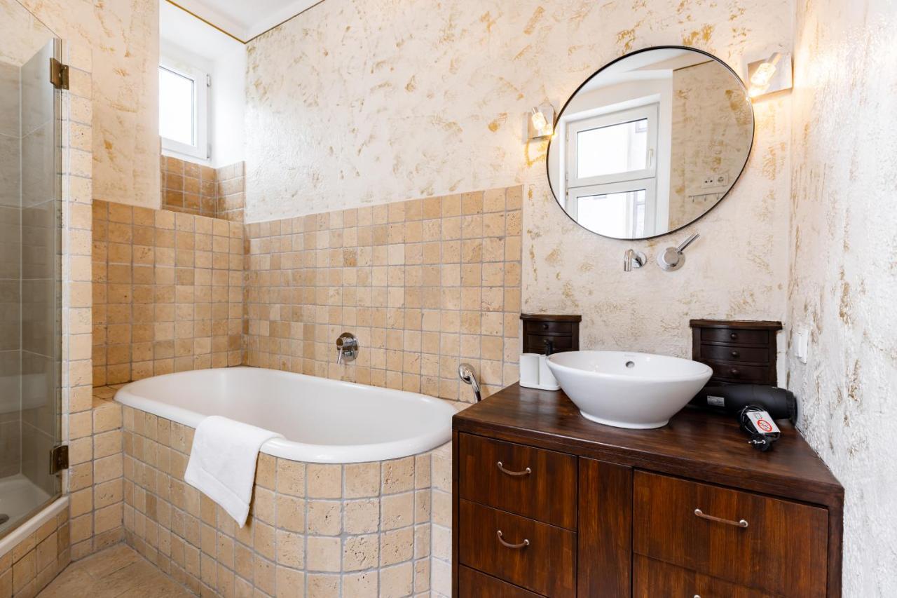 Luxury 2-bedroom 15 Min Away From Schonbrunn Castle Apartment *