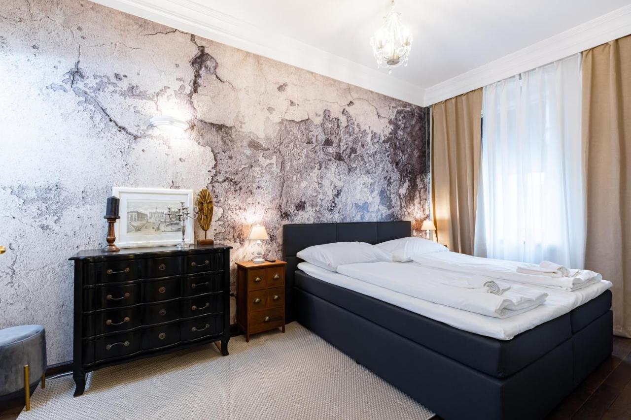 Luxury 2-bedroom 15 Min Away From Schonbrunn Castle Apartment *