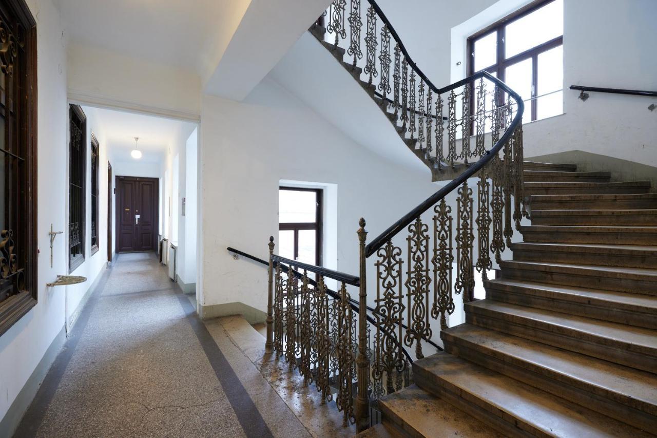 Close To Metro Iii Apartment