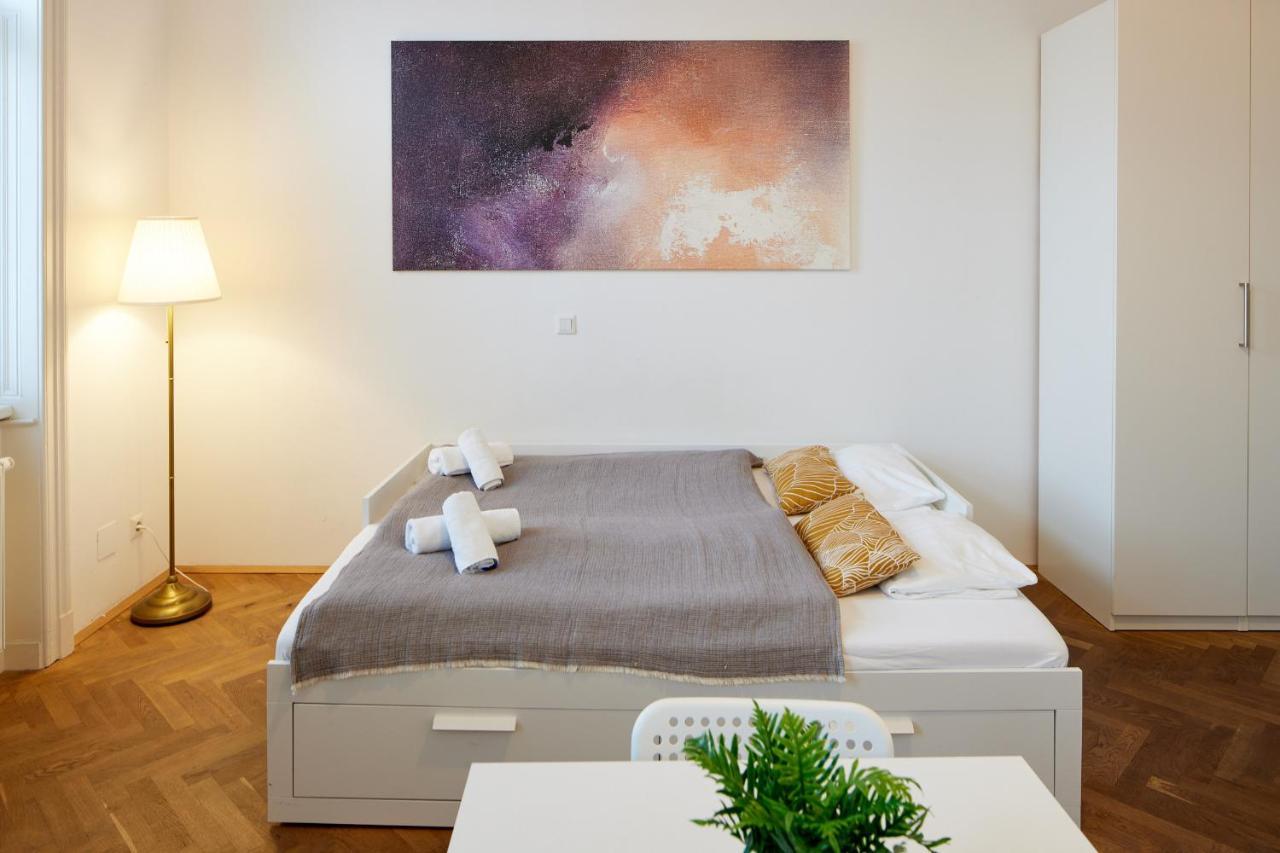 Close To Metro Iii Apartment *