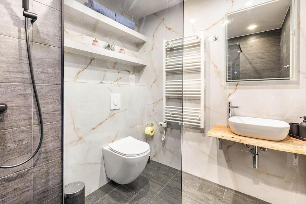 Cozy Renovated Close To Schoenbrunn Palace Apartment *