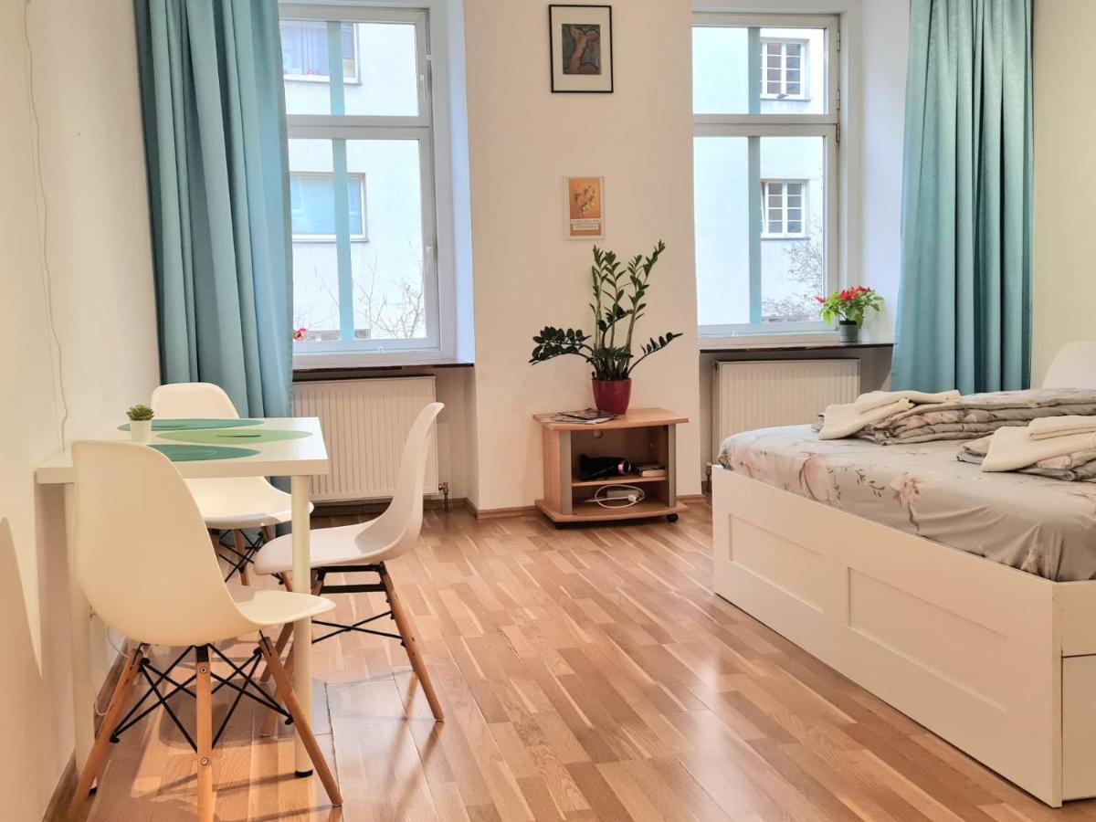 Apartment Center ! 2 Stops From The Center! *
