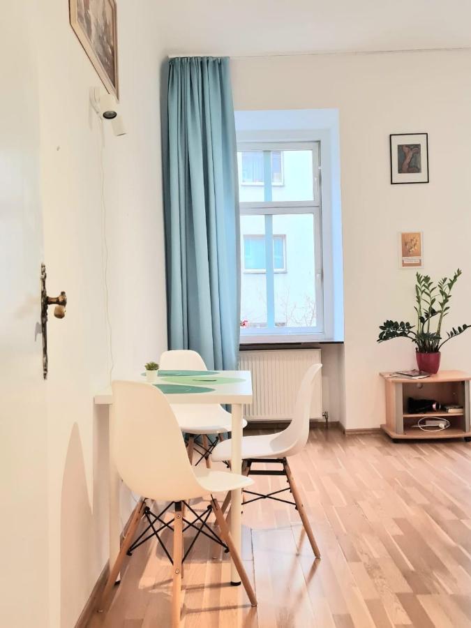 Center ! 2 Stops From The Center! Apartment *