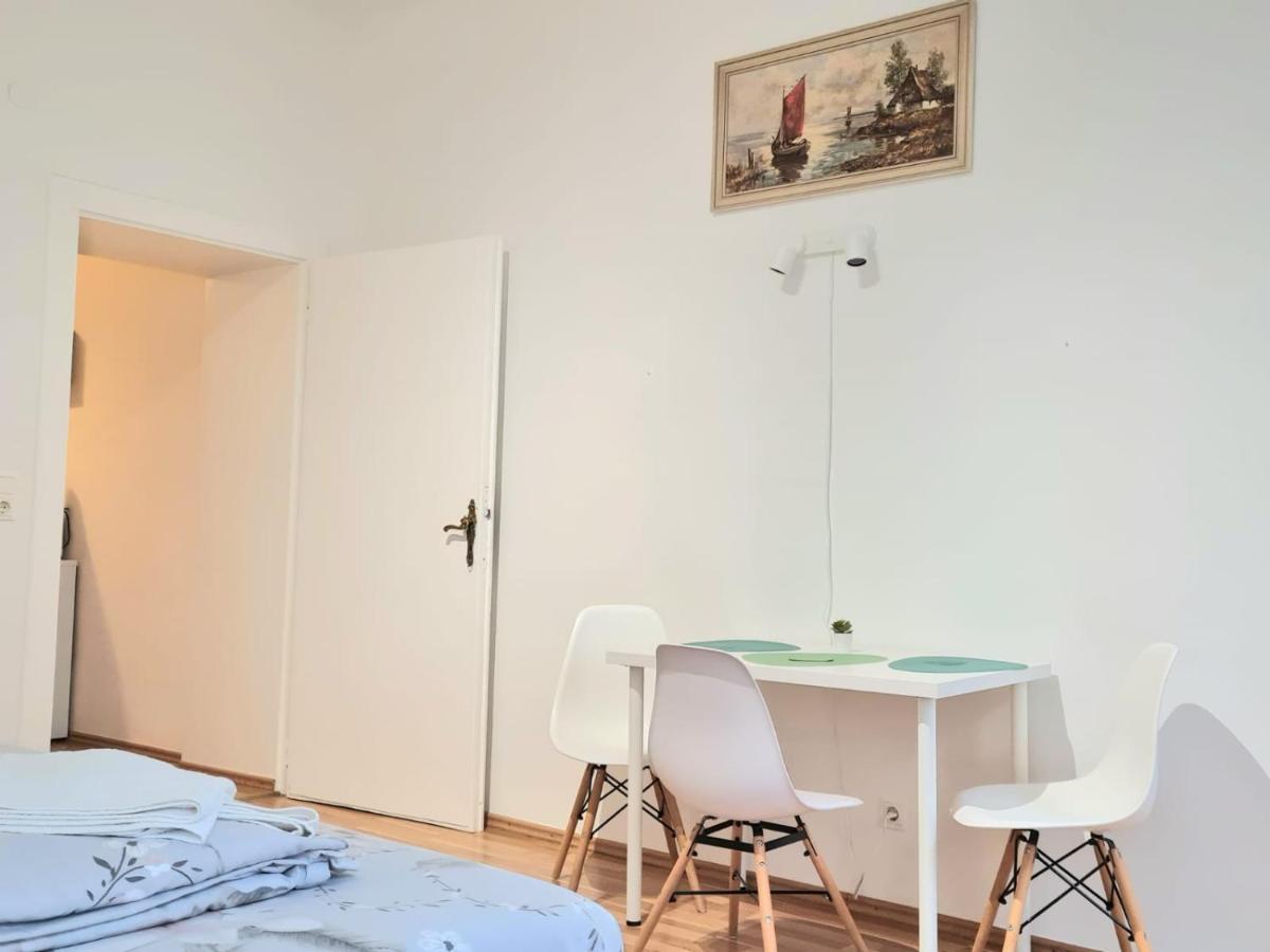 Apartment Center ! 2 Stops From The Center! *