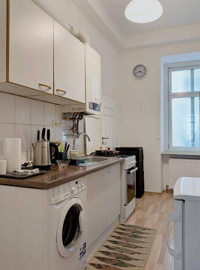 Center ! 2 Stops From The Center! Apartment *