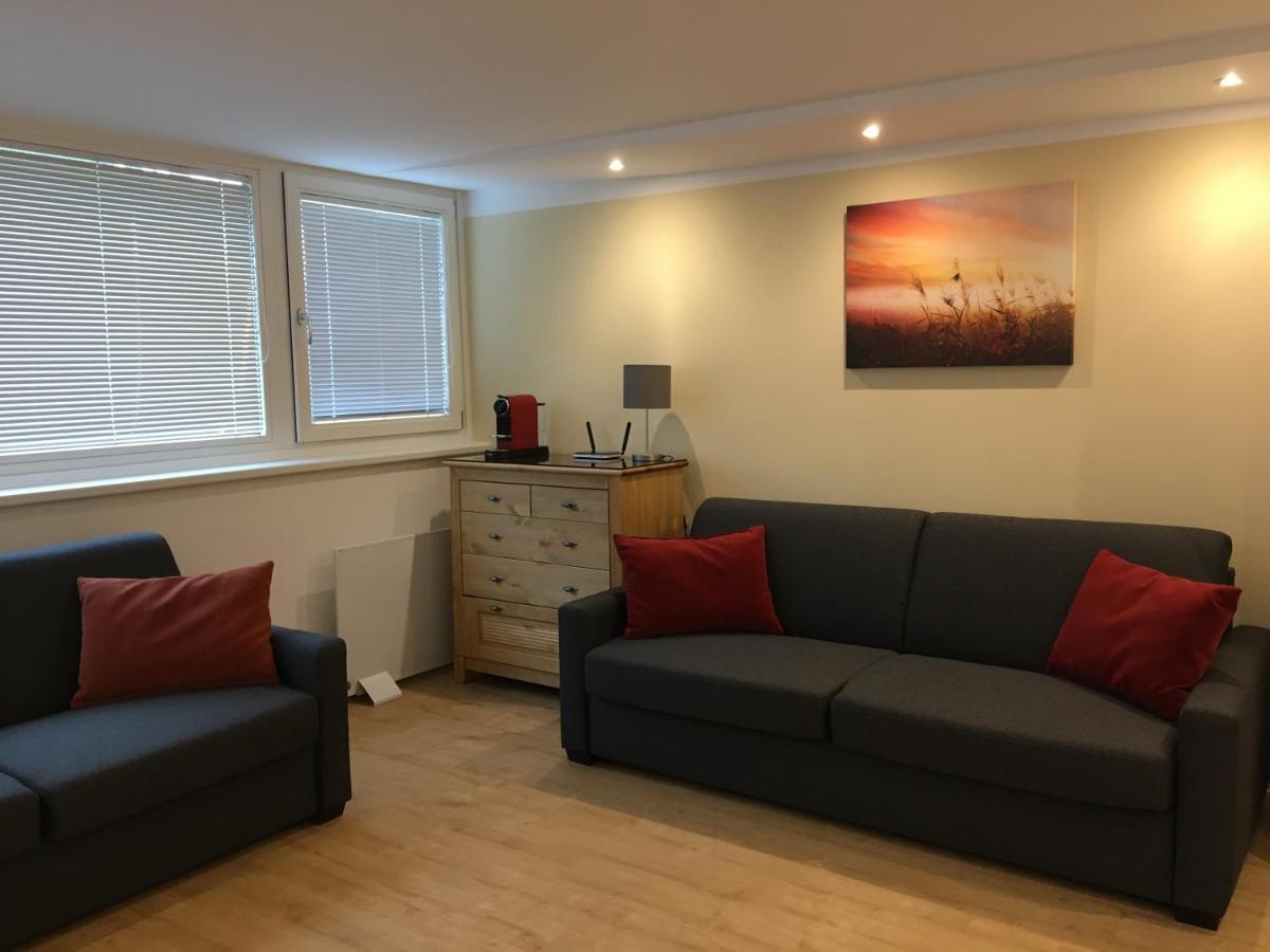 Cosy Flat In The Quiet Area With Own Garden, Free Parking And Direct Public Transport Link To The Centre Apartment *
