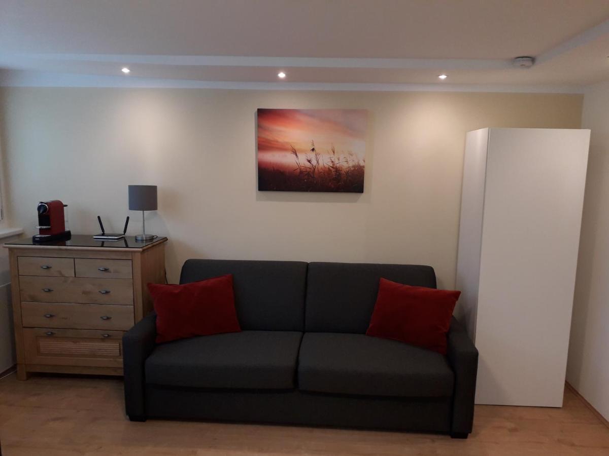Cosy Flat In The Quiet Area With Own Garden, Free Parking And Direct Public Transport Link To The Centre *