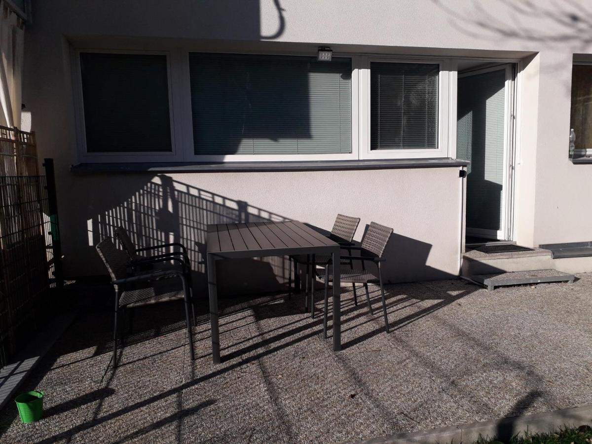 Cosy Flat In The Quiet Area With Own Garden, Free Parking And Direct Public Transport Link To The Centre