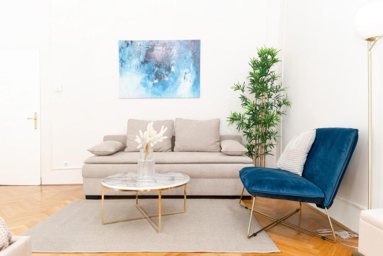 Apartment Spacious And Near Metro I Close To Parks I Akh *