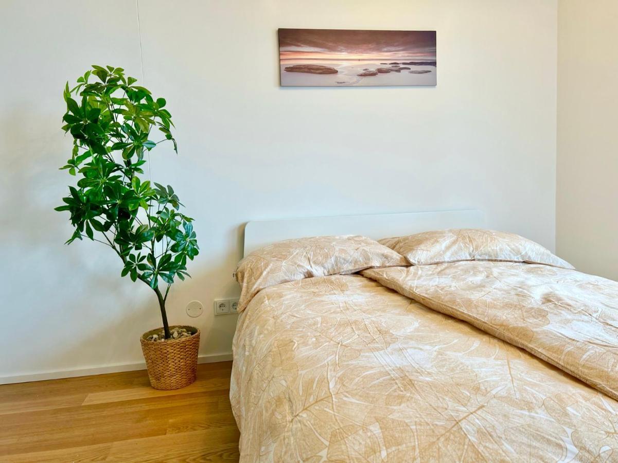 Riverfront With Balcony & Ac Appartamento *