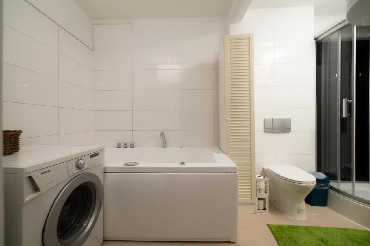 Brand-new On Shopping Street In Schoenbrunn With Lift Access Apartment *