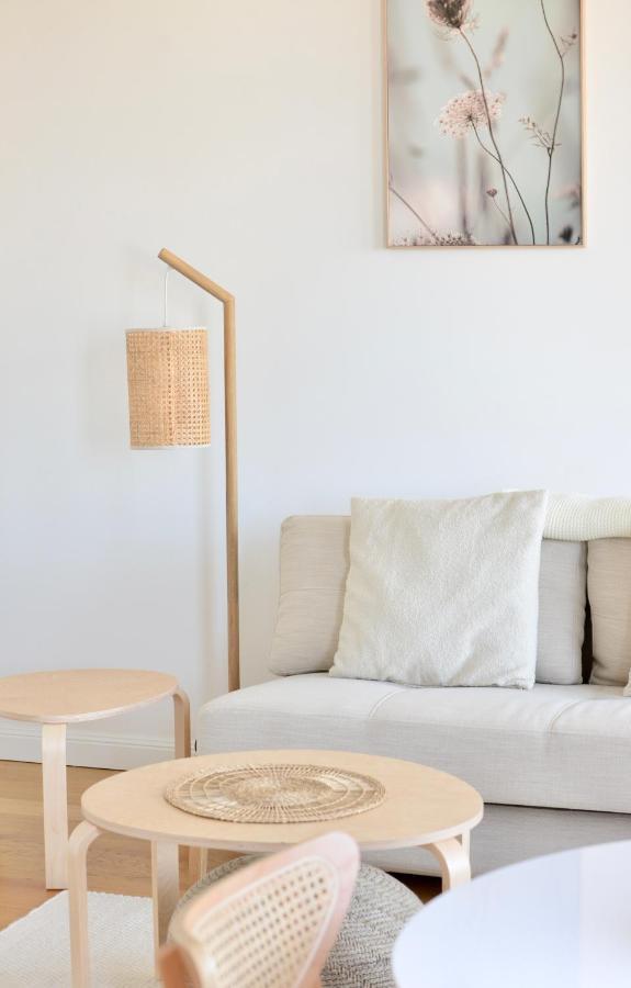 Modern & Stylish Close To Centre Apartment *