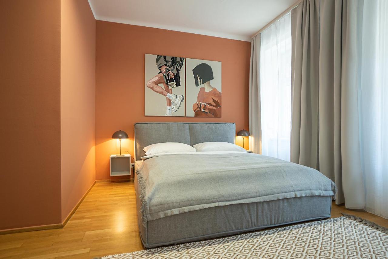 Bright 3-room With A King-size Bed Apartment *