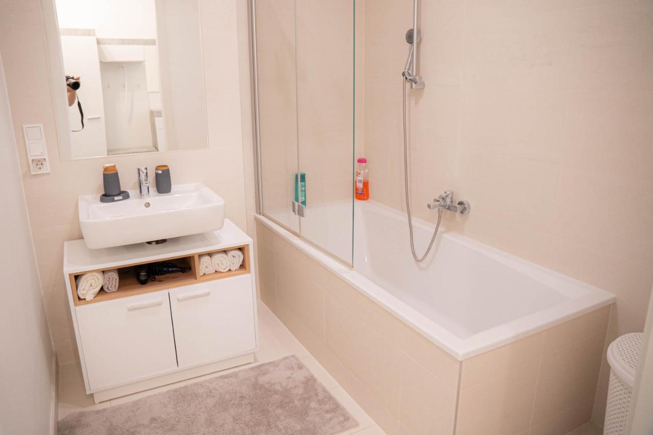 Restify10 - Skyline View - Fitness - Garge - Modern