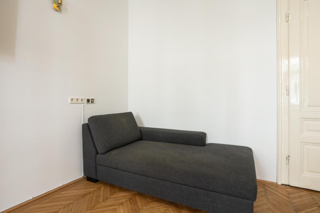 Central Spacious With A King-size Bed