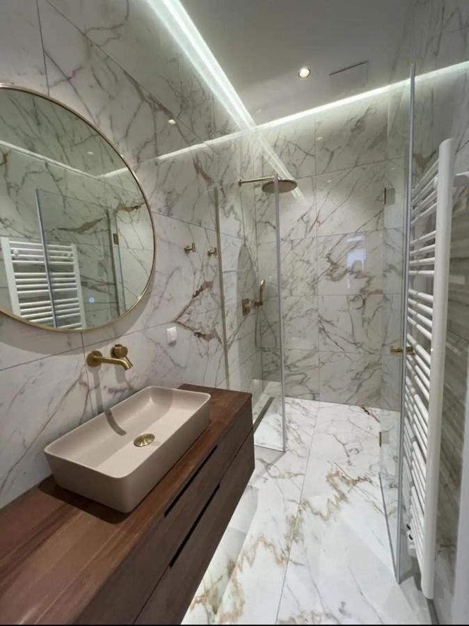 Stylish City Center Apartment