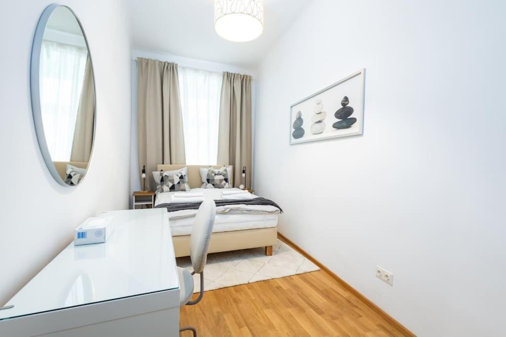 Orestaliving - Danube Canal Apartment