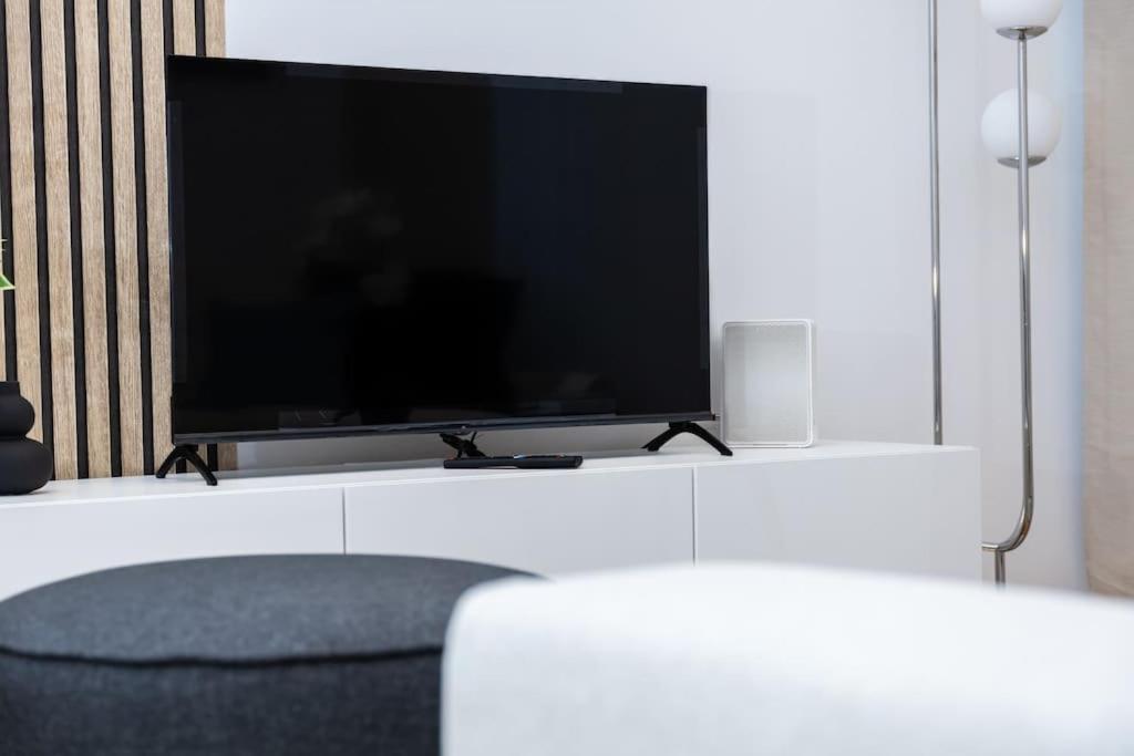 Orestaliving - Spacious 2br On The Danube Canal Apartment