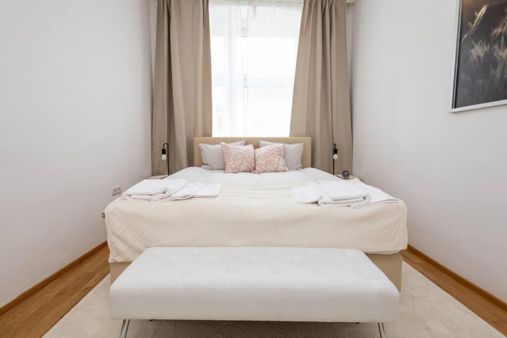 Orestaliving - 2br On The Danube Canal Apartment