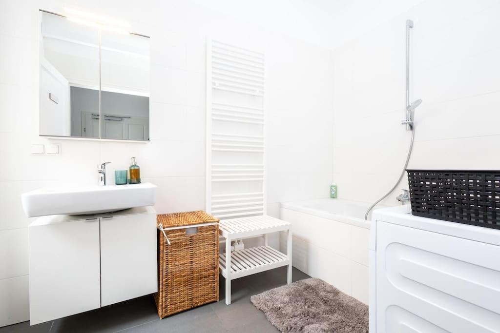 Orestaliving - 2br On The Danube Canal Apartment *