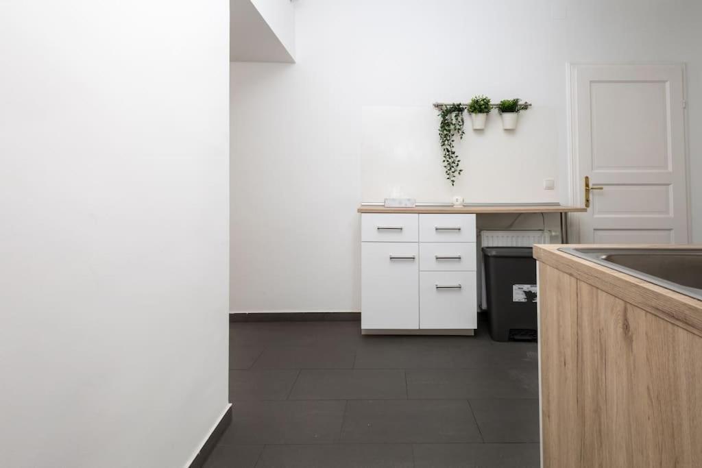 Orestaliving - 2br On The Danube Canal
