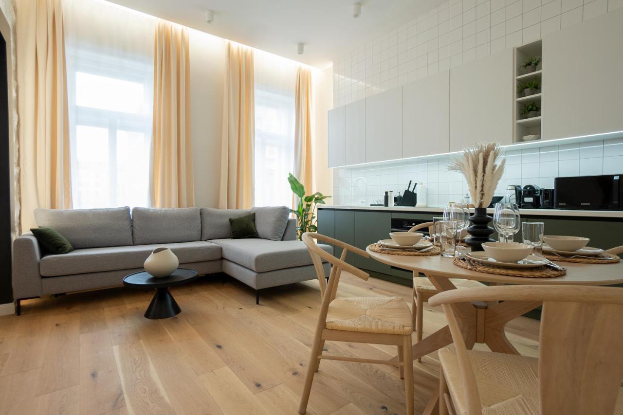 Brand-new 2-room With A King Size Bed Apartment *