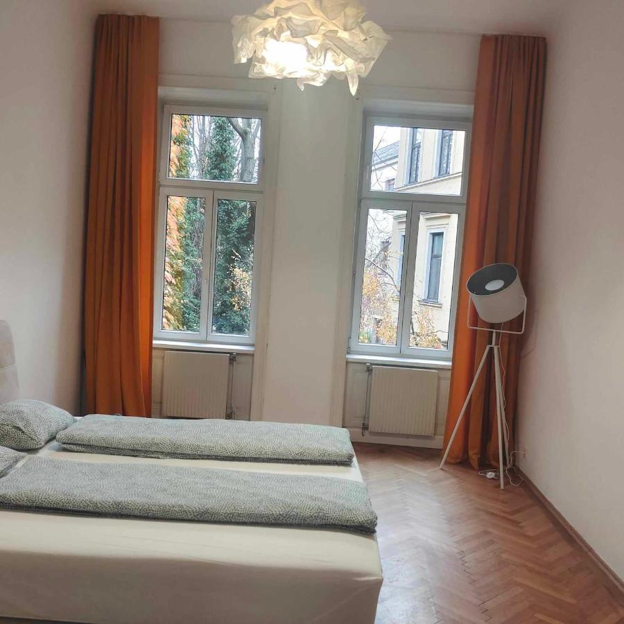 Large 4 In The Center Of Apartment *