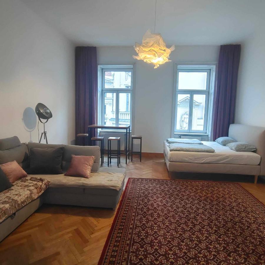 Large 4 In The Center Of Apartment *