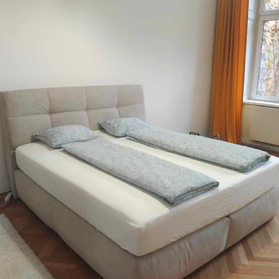 Large 4 In The Center Of Apartment *