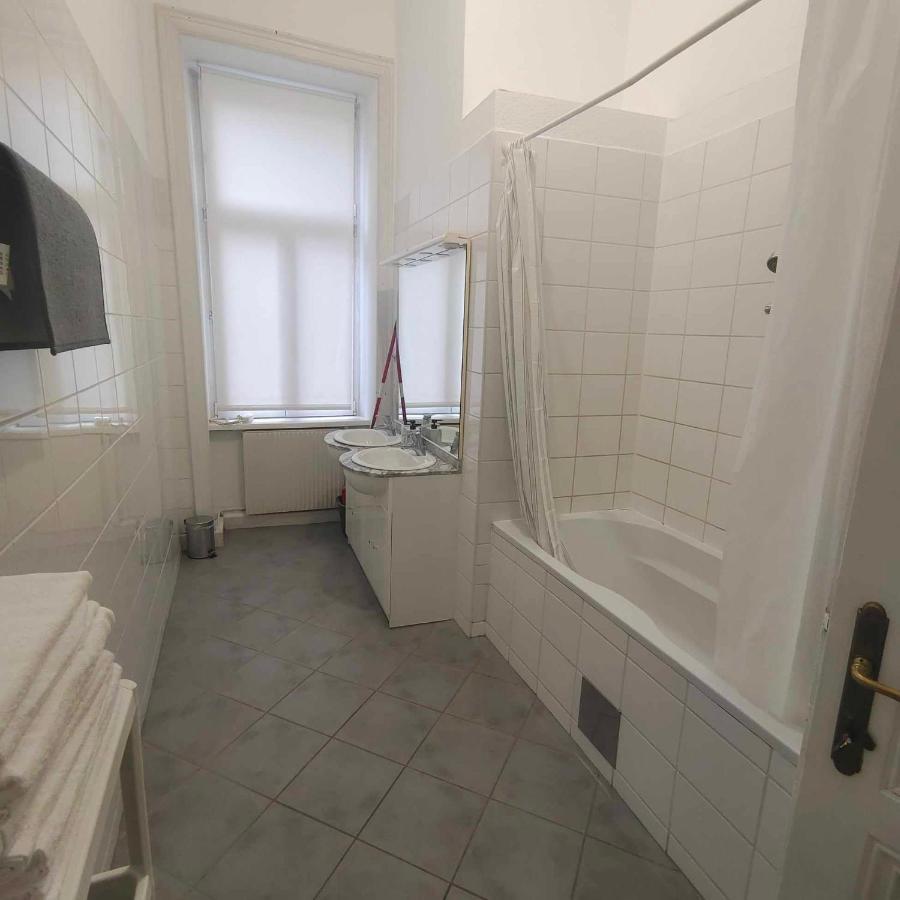 Large 4 In The Center Of Apartment *