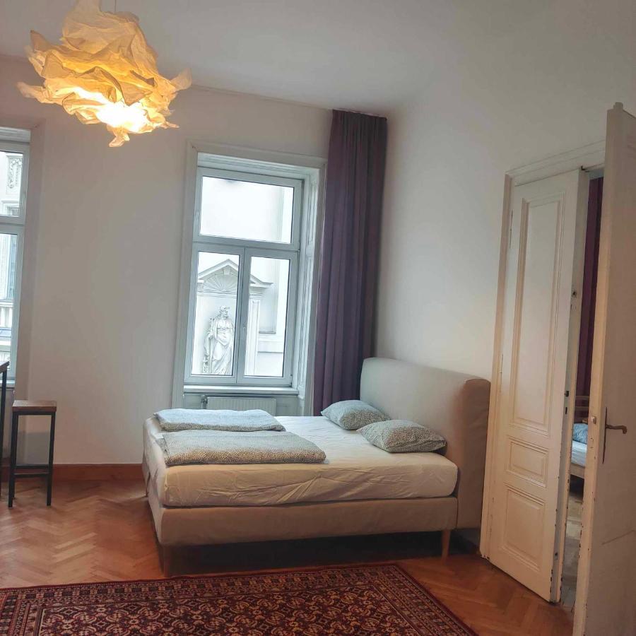 Large 4 In The Center Of Apartment *