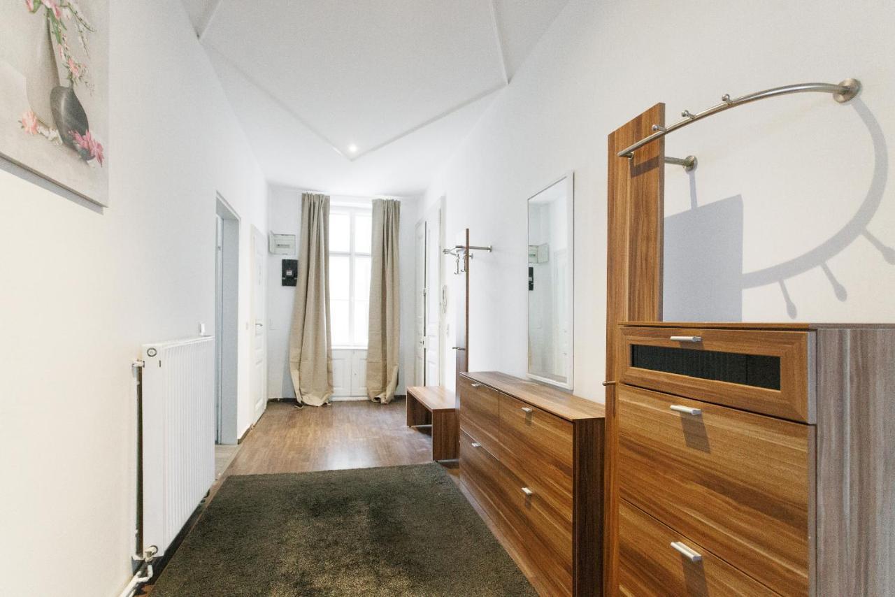 Central, Modern, Big Apartment *