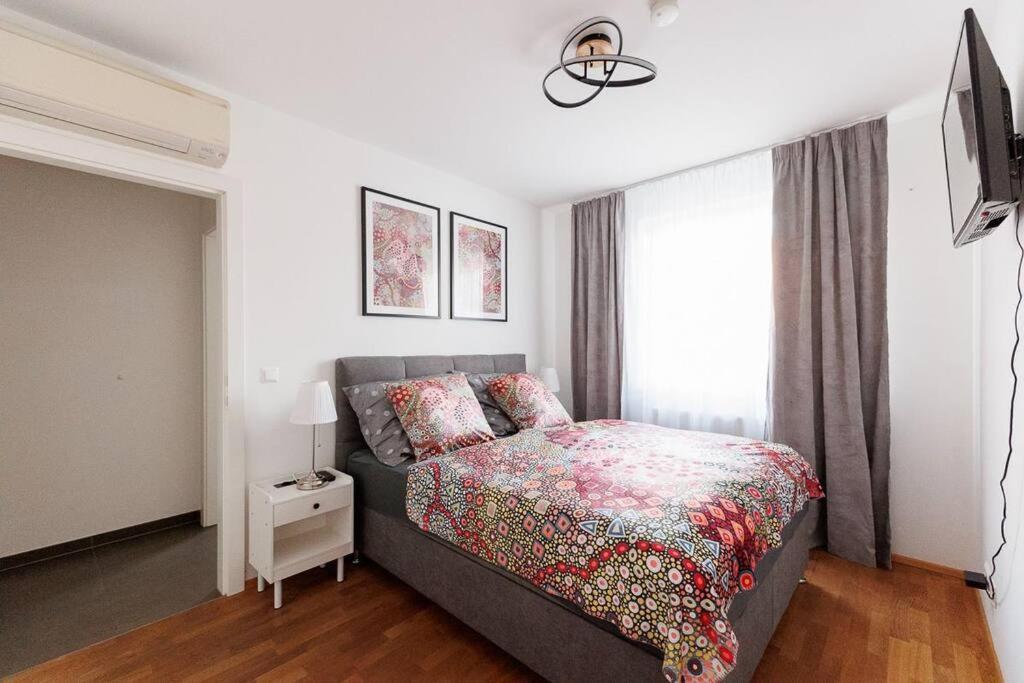 New! Amazing Spacious Schoenbrunn View *