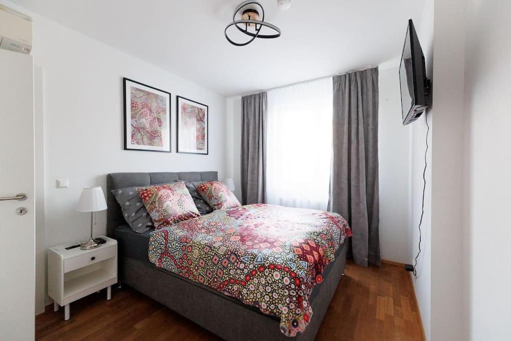 New! Amazing Spacious Schoenbrunn View *