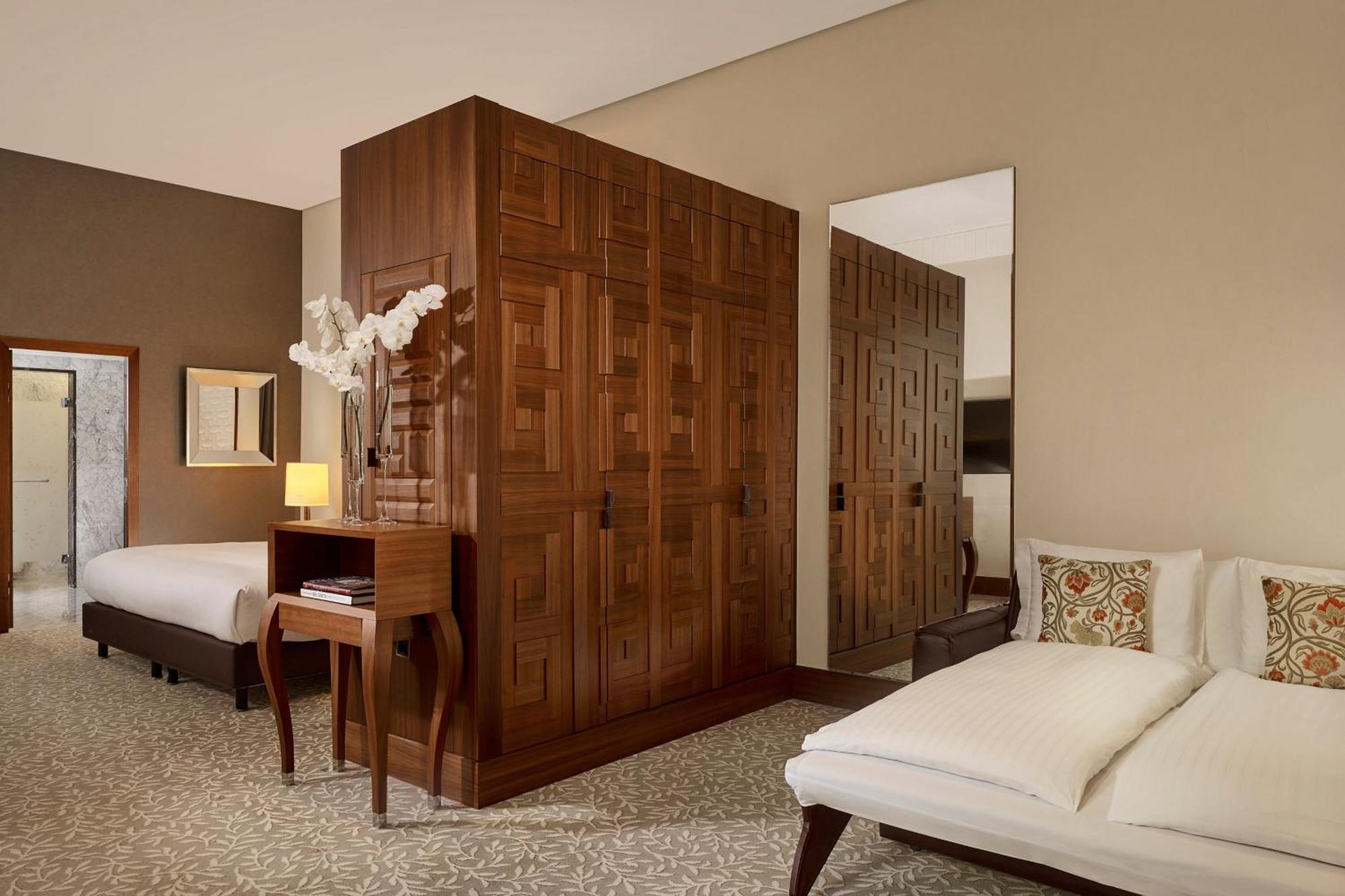 The Ritz-carlton, Hotel