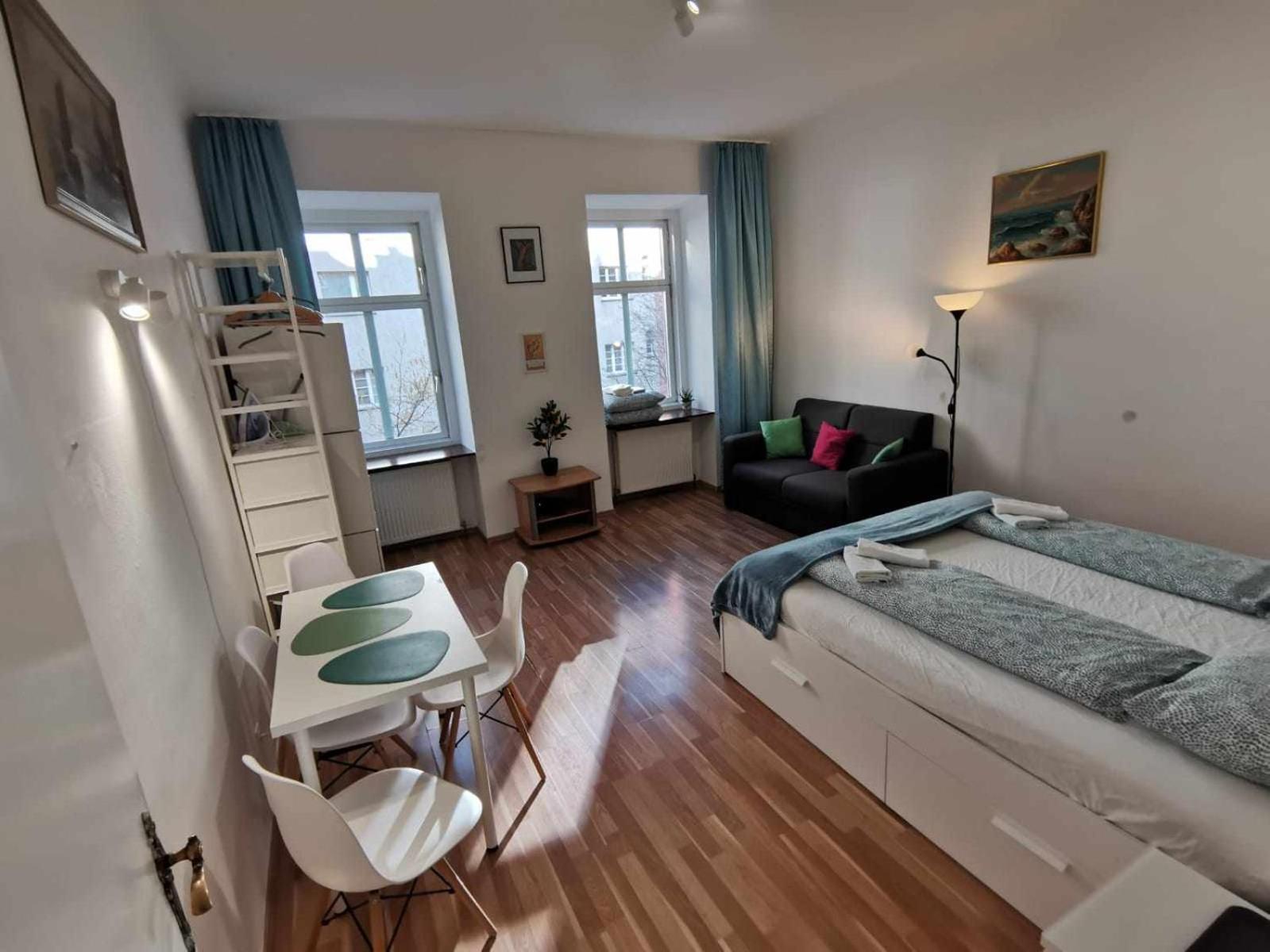 Center ! 2 Stops From The Center! Apartment *