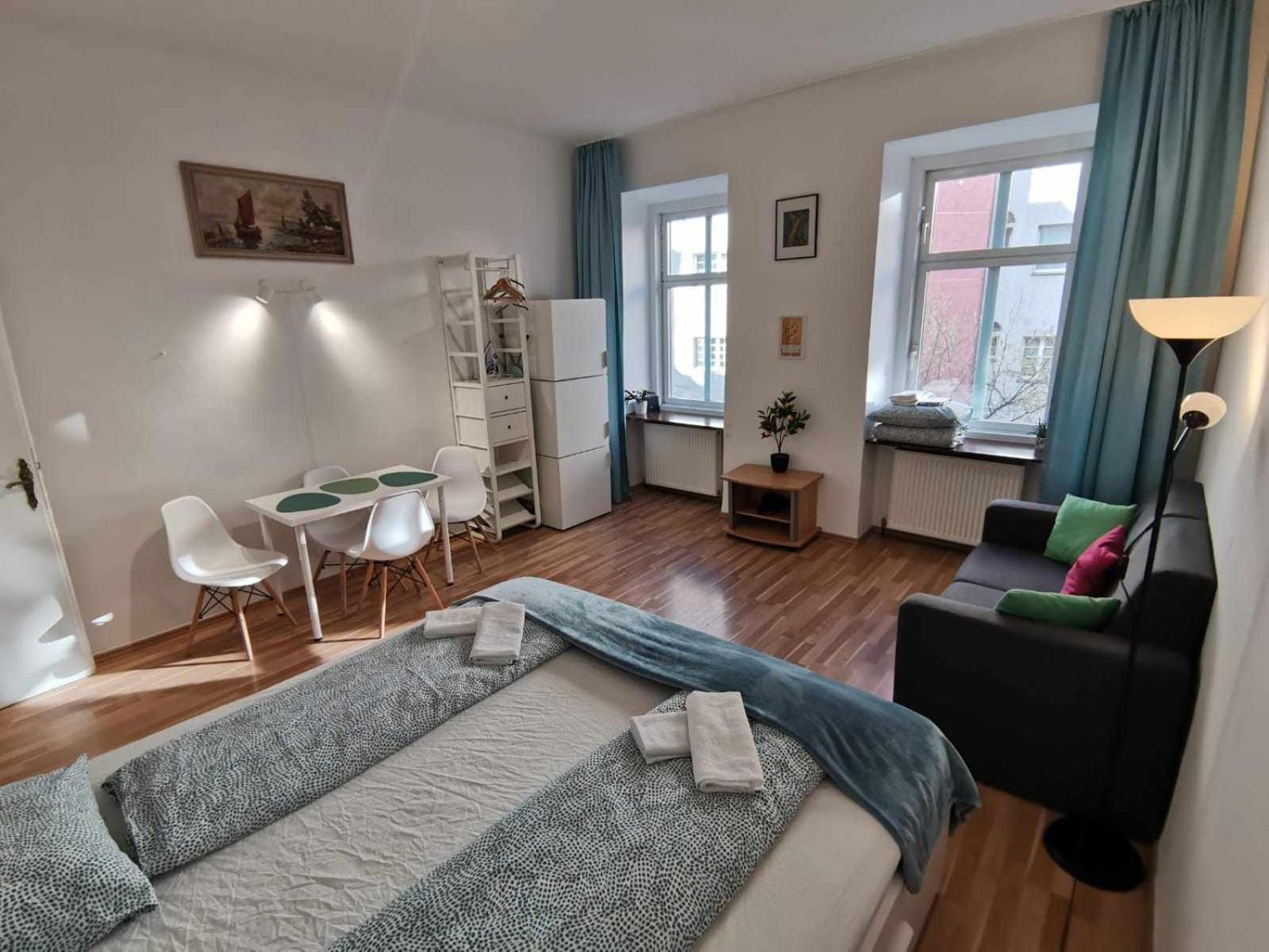 Center ! 2 Stops From The Center! Apartment