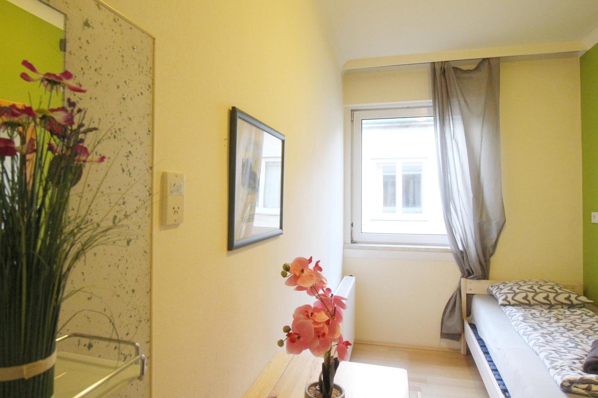Homestay Single In Hutteldorfer Strasse Area Vienna