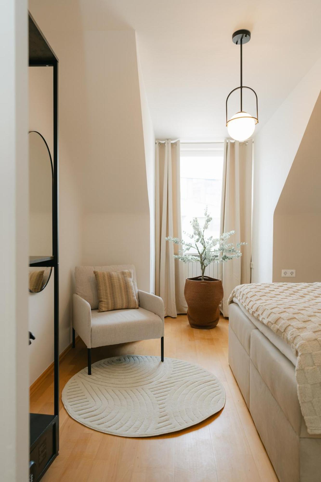 Comfy For 4-6, 5 Min To Center, No Lift Currently Apartment
