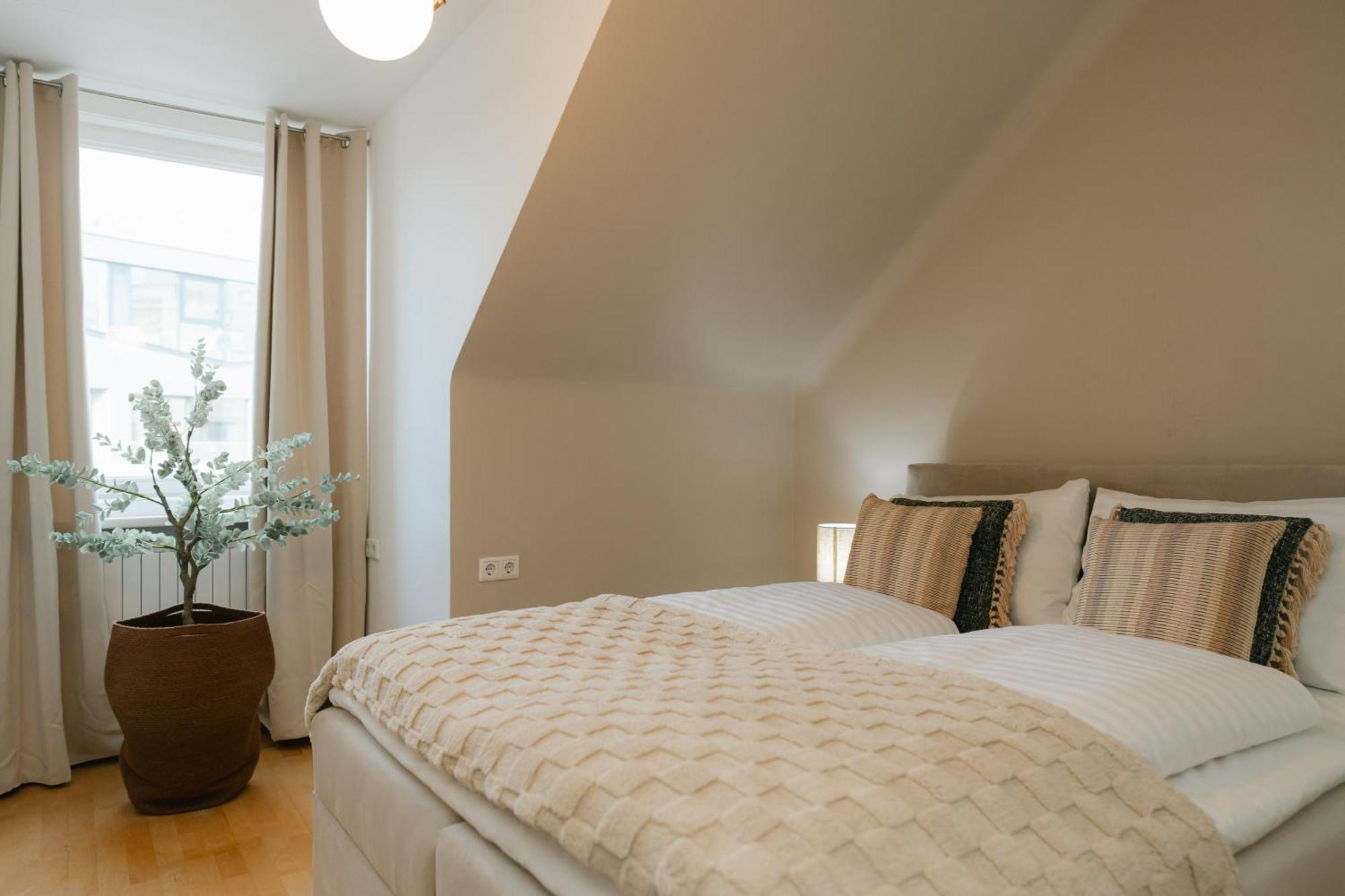 Apartment Comfy For 4-6, 5 Min To Center, No Lift Currently