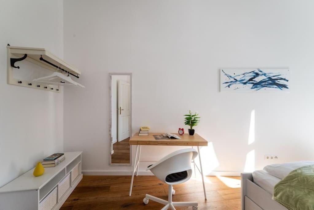 Spacious 2br By Metro And Center By Hm Apartment