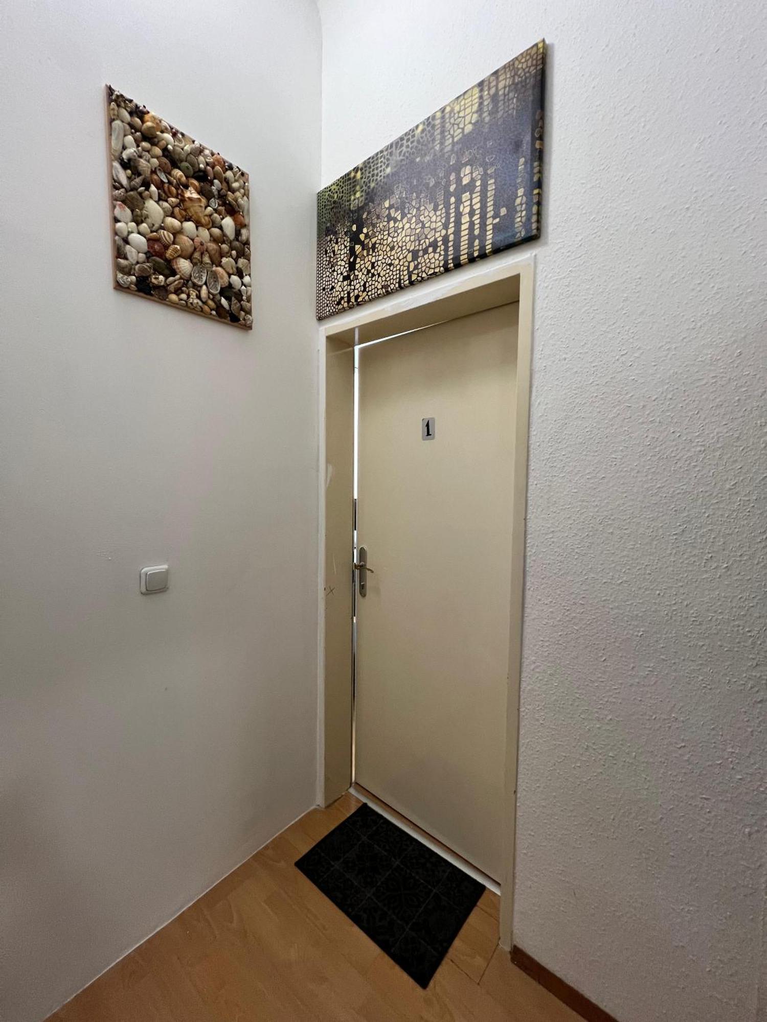 Apartment Affordable 3br Apt. Near Meidling Station *