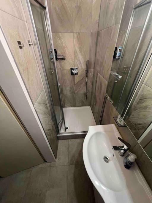 Authentic 2-bedroom Apartamento *