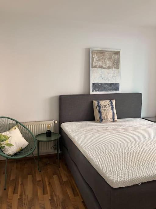 Cosy Nearly Hall And Subway *