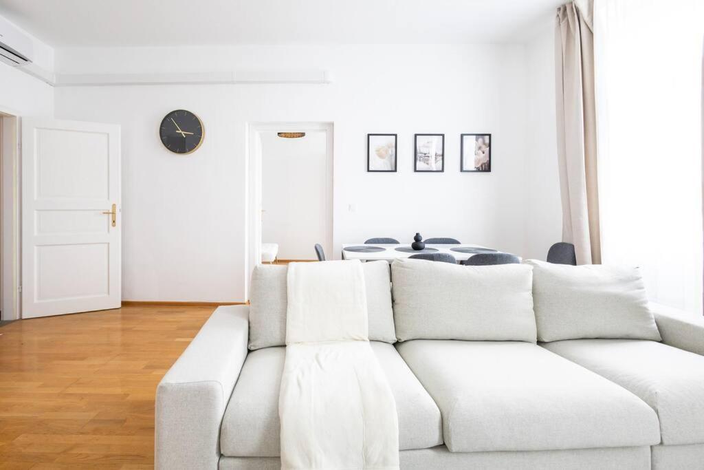 Orestaliving - Danube Canal View Apartment