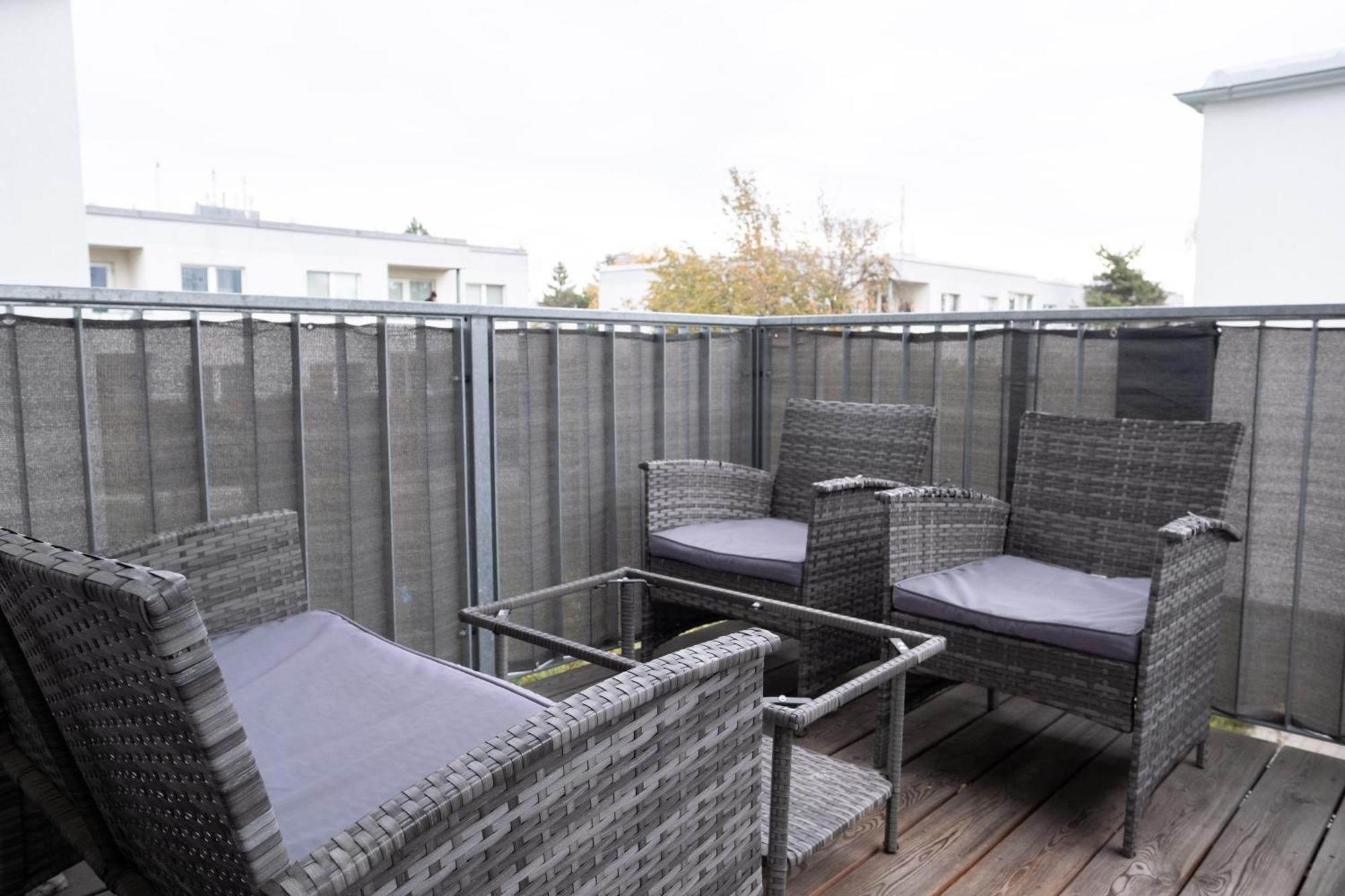 Modern W/ Cozy Balcony Near City Center Apartment *