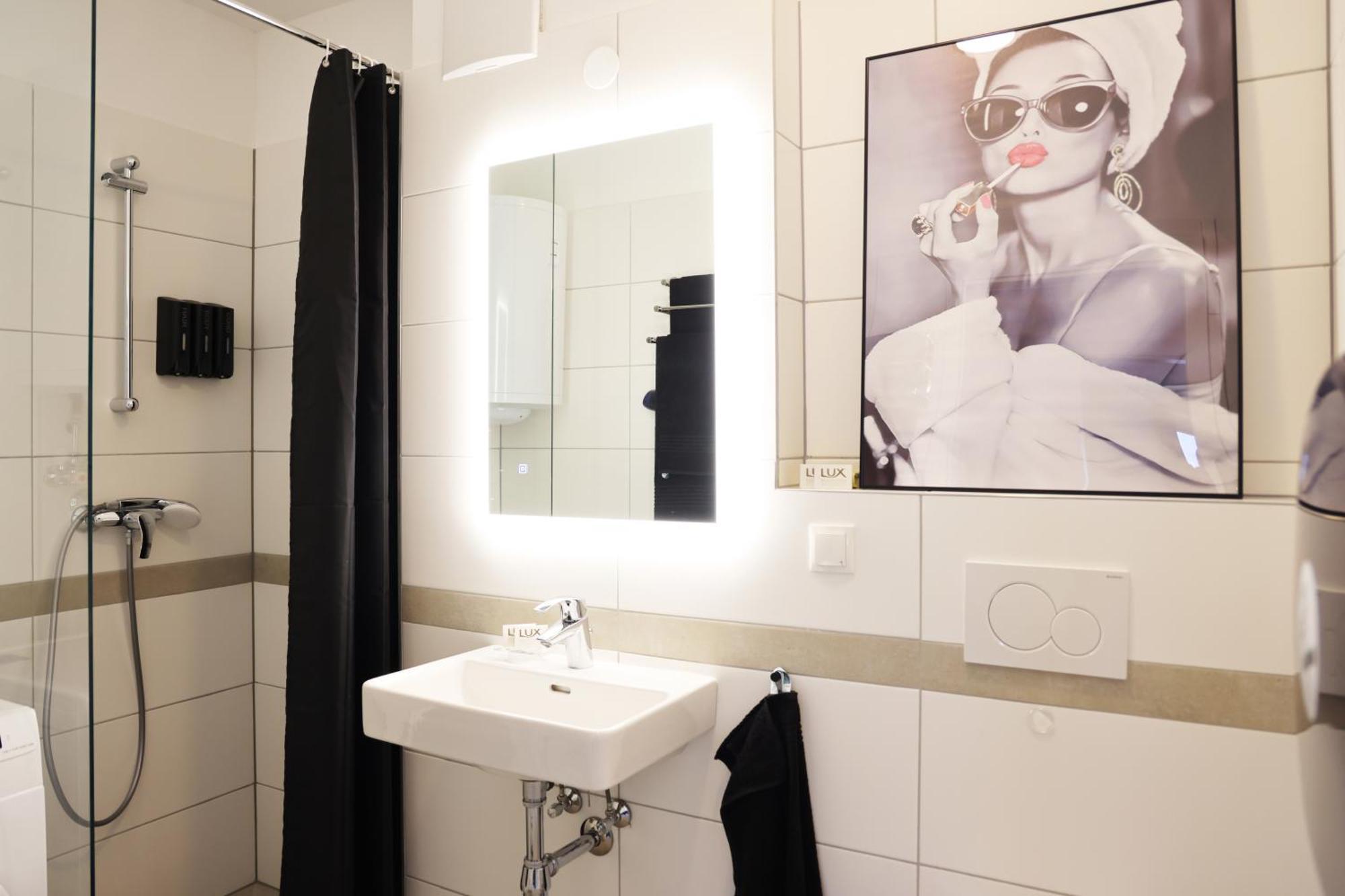 Vienna's Modern Black Beauty - Couples & Family-friendly Apartment *