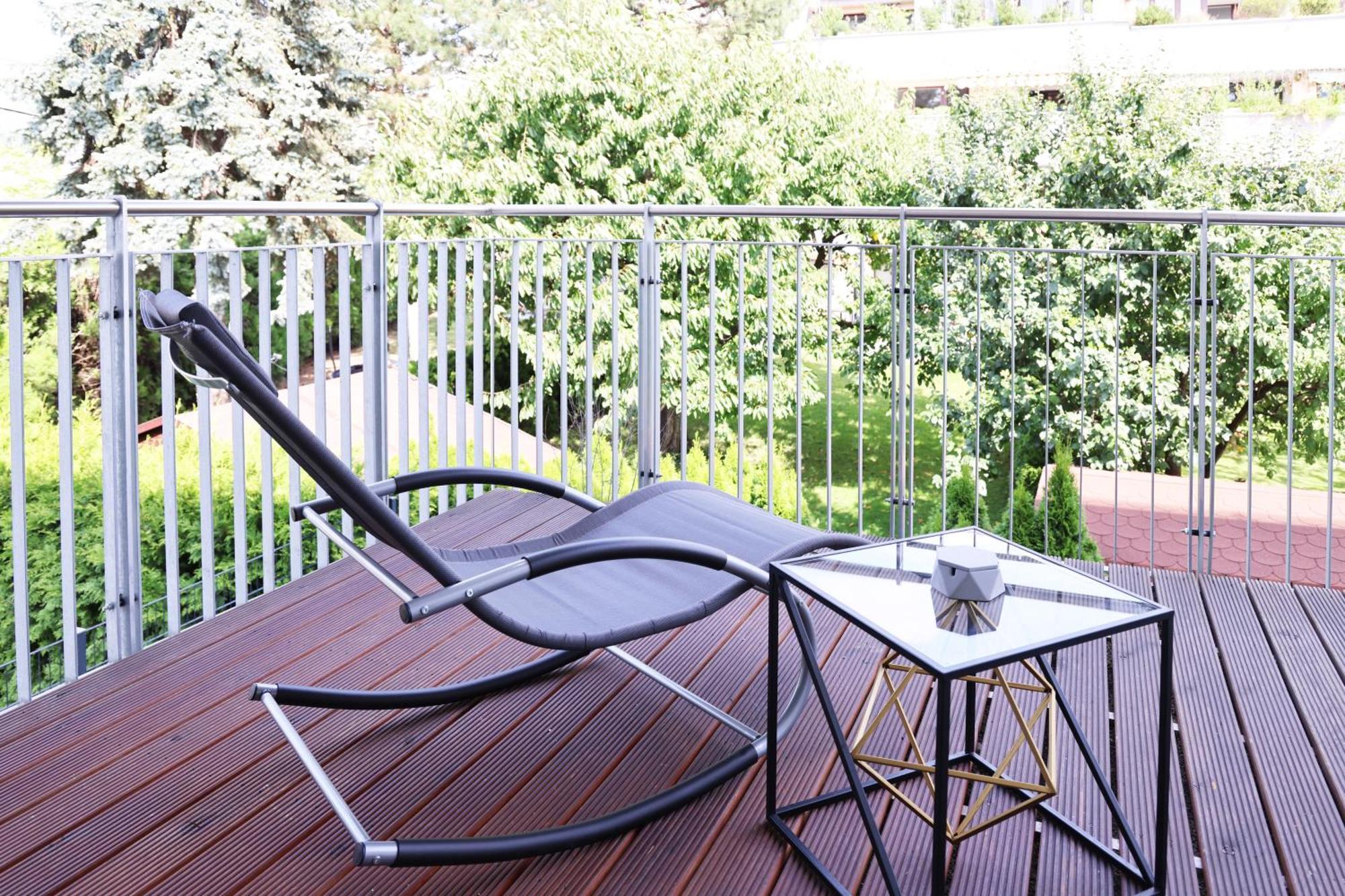 Apartment Vienna's Modern Black Beauty - Couples & Family-friendly