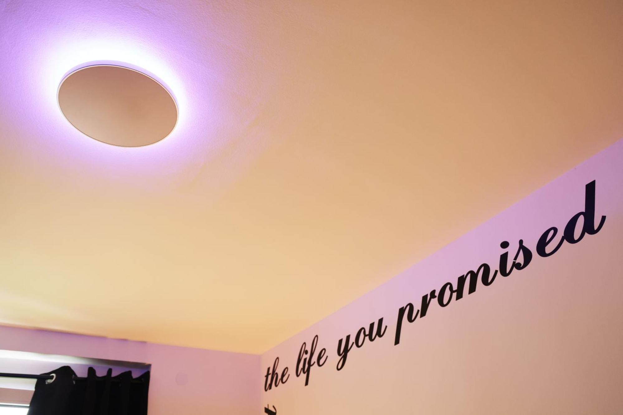 Apartment Vienna's Modern Black Beauty - Couples & Family-friendly *