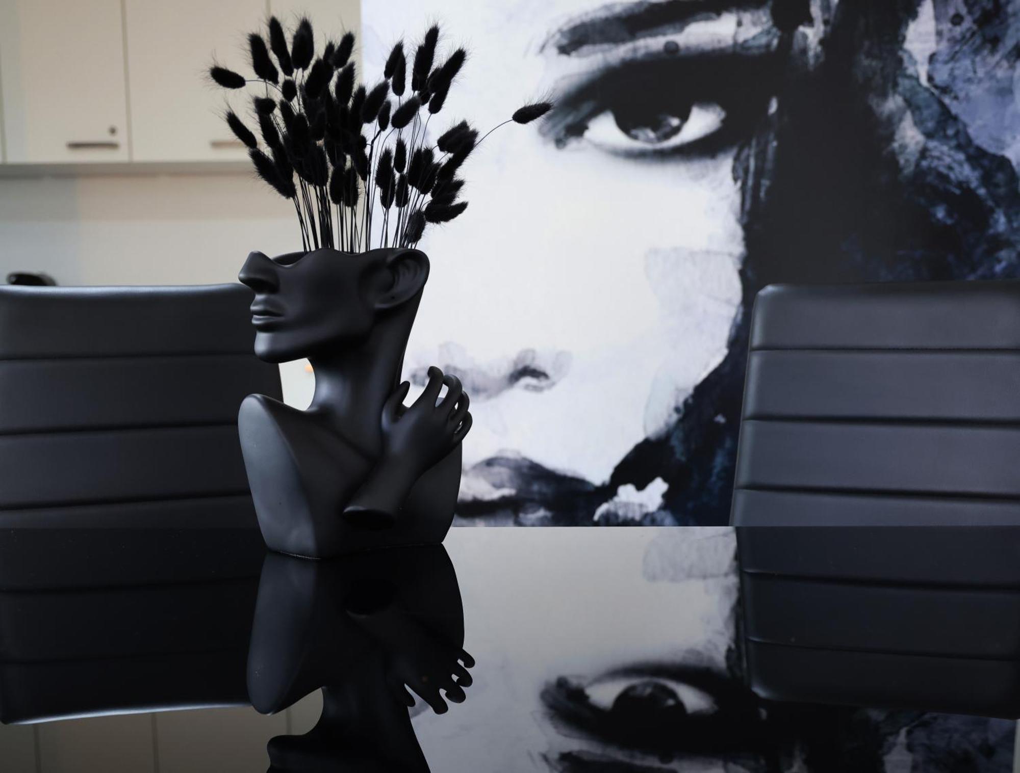 Apartment Vienna's Modern Black Beauty - Couples & Family-friendly